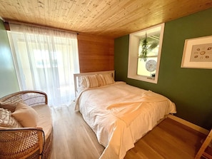 5 bedrooms, WiFi, bed sheets - Denvic House - a private lakefront retreat (Sables-Spanish Rivers)