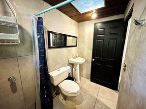 SĂšche-cheveux, serviettes fournies, papier toilette