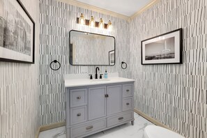 Sèche-cheveux, serviettes fournies, savon, papier toilette