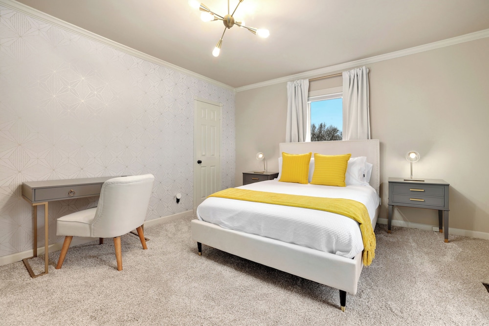 Historic Victorian home in the heart of Downtown Bentonville. Bentonville Vrbo