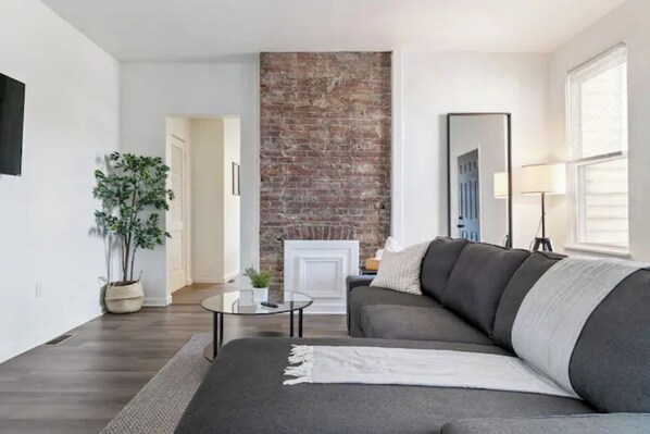 Smart TV, offices - House for Group stays- Near Sheraton & Downtown - Office Room (Pittsburgh)