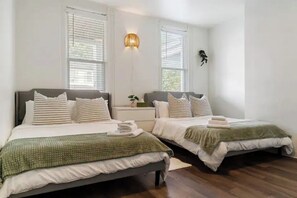 4 bedrooms, desk, iron/ironing board, travel cot - House for Group stays- Near Sheraton & Downtown - Office Room (Pittsburgh)