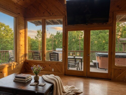 Awesome Views, 10 Min To Gatlinburg and Pigeon forge. Wi-Fi, Hot Tub, Grill