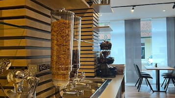Dagelijks ontbijtbuffet (EUR 12.90 per persoon)