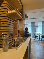 每日供应自助式早餐（每人 EUR 12.90）