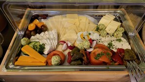 A buffet with various cheeses, fruits, and vegetables. - Pension Zur Neuenburg (Freyburg)