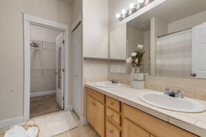 ヘアドライヤー、タオル