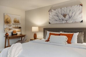 4 室のベッドルーム、デスク、アイロン / アイロン台、旅行用ベビーベッド