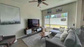 Een smart-tv en videogames