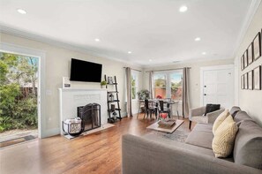 Télévision, livres, espaces bureaux