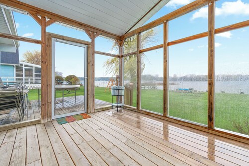 LAKEFRONT RETREAT with private dock, Relax, play & gather with family & friends.