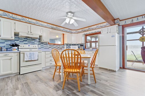 LAKEFRONT RETREAT with private dock, Relax, play & gather with family & friends.