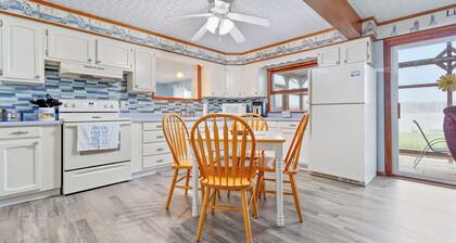 LAKEFRONT RETREAT with private dock, Relax, play & gather with family & friends.