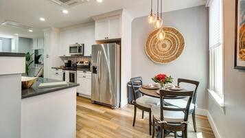 Fridge, microwave, stovetop, dishwasher