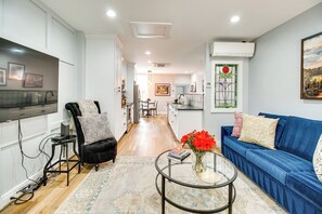 TV, books - Charming Alexandria Vacation Rental in Old Town! (Alexandria)