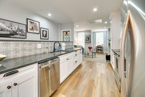 Réfrigérateur, micro-ondes, plaque de cuisson, lave-vaisselle