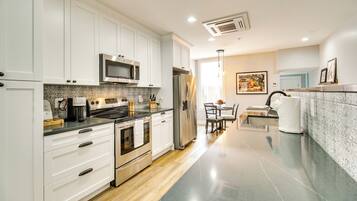 Coffee/tea maker, fridge, microwave, stovetop