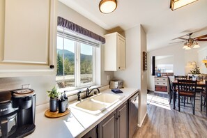Geladeira, micro-ondas, cooktop, lava-louças