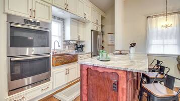 Cafetière/bouilloire, réfrigérateur, micro-ondes, plaque de cuisson