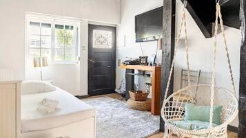 1 bedroom, iron/ironing board, internet, bed sheets