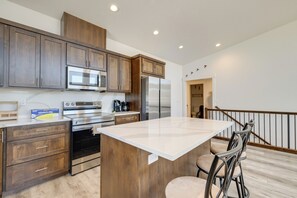 Fridge, microwave, stovetop, dishwasher - Lincoln City Vacation Home Near Beaches + Casinos (Lincoln City)