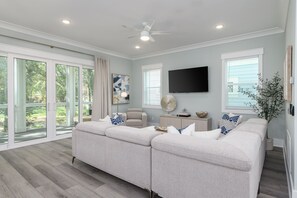 テレビ、テーブルサッカー台、卓球台