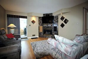 Televisión y chimenea 