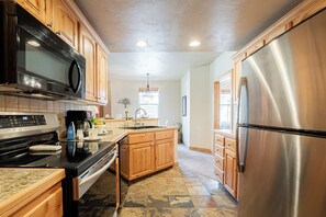 Frigorifero, microonde, forno, piano cottura