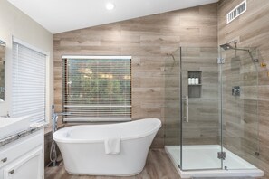 Badewanne, Haartrockner, Handtücher