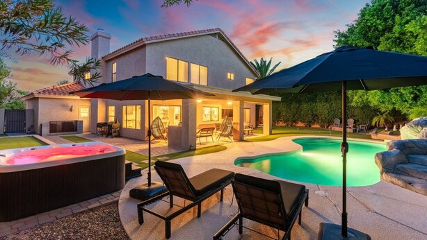 A house with a swimming pool, outdoor seating, and a hot tub. - Sunset Paradise l Waterslide l Heated Pool l Hot Tub l Putting Green (Scottsdale)
