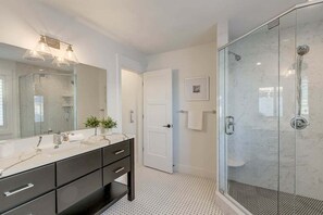 Dusche, Handtücher, Seife, Toilettenpapier