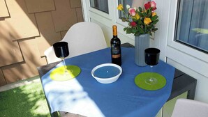 A table set for two with a bottle of wine, two glasses, and a candle. - Vacation apartment 90 m2, 2 minutes walk to the hospital in the center of Sulzbach  (Sulzbach/Saar)