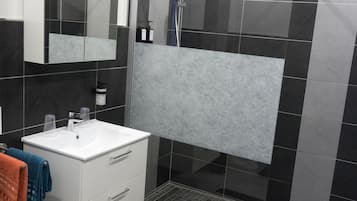 Douche, sĂšche-cheveux, serviettes fournies, savon