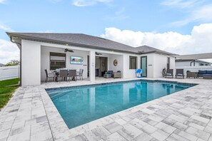 A heated pool - Like a shiny new penny! - Brand new home with heated pool - Villa Sunburst - Roelens Vacations (Cape Coral)