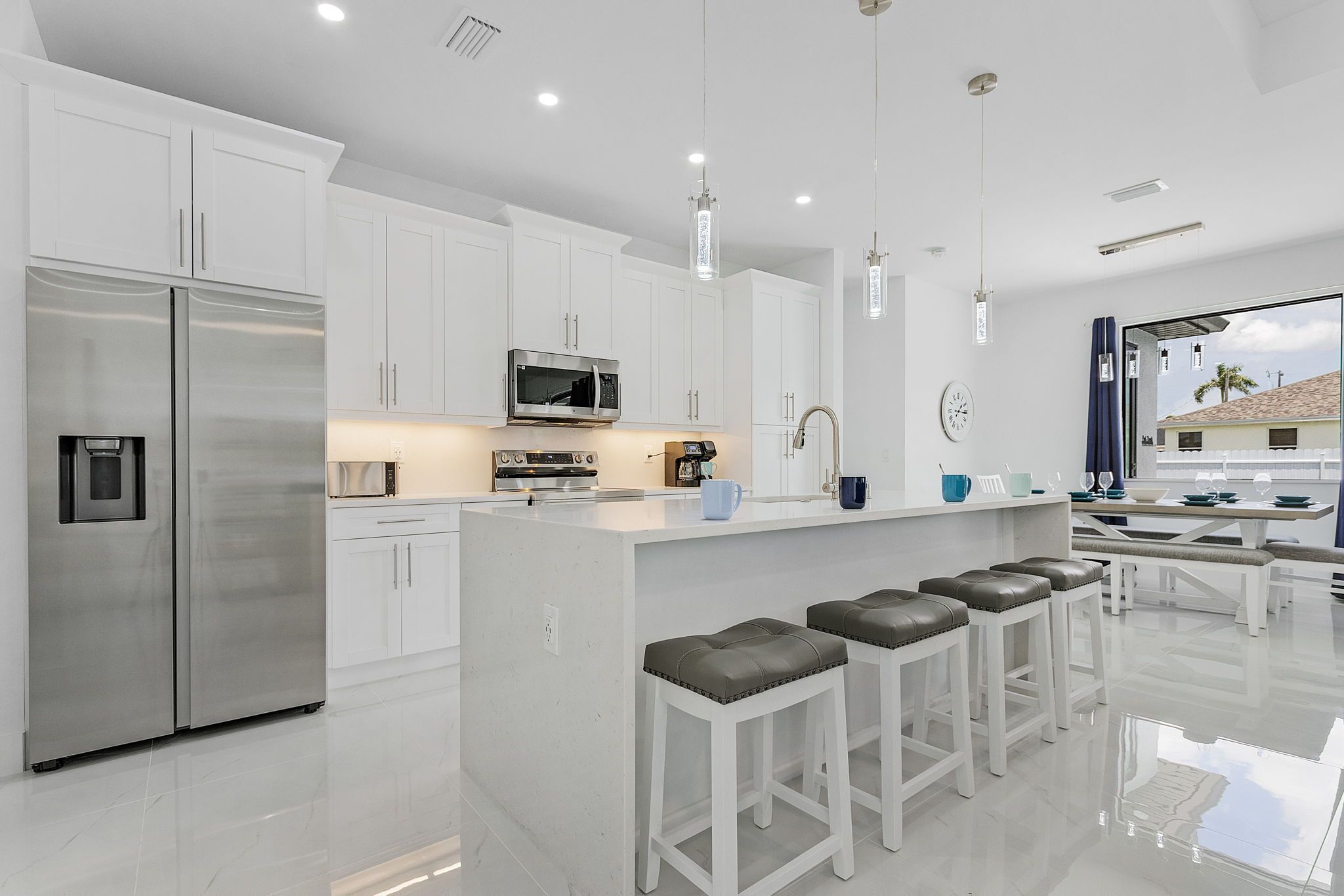 Kühlschrank, Mikrowelle, Ofen, Geschirrspüler