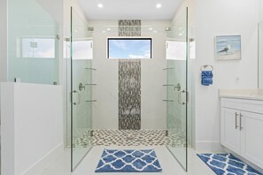 Dusche, Haartrockner, Handtücher