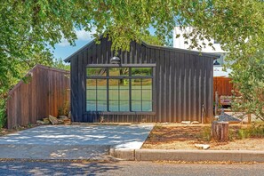 Property grounds - Four Eleven Guesthouse | Beautifully Decorated (Fredericksburg)