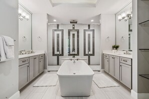 Shower, hair dryer, towels - The Immersive Estate at Reunion - Theme Park Inside Your Vacation Home (Kissimmee)