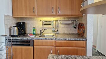 Fridge, oven, stovetop, dishwasher