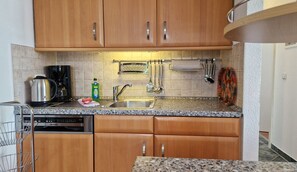 Fridge, oven, stovetop, dishwasher