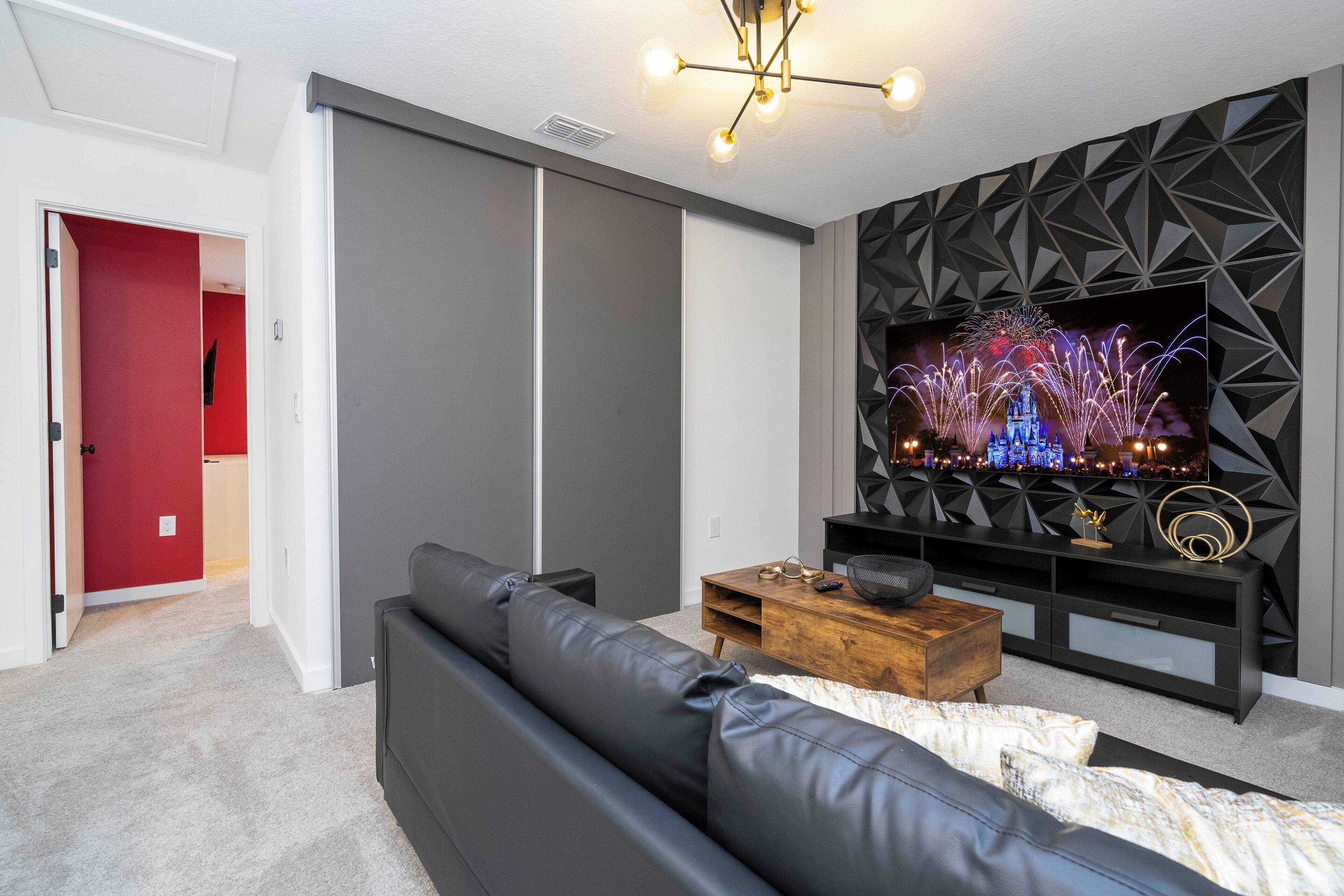 Televisión, chimenea y estéreo 