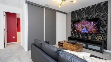 Televisión, chimenea y estéreo