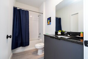 Badewanne, Haartrockner, Handtücher, Seife