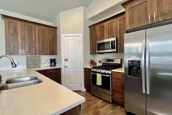 Coffee/tea maker, fridge, microwave, oven - Resort-Style | By Zion & St George | #1905 (Washington)