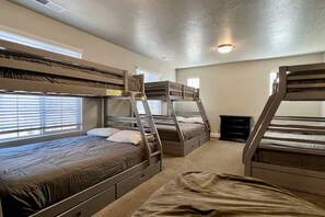3 bedrooms, travel cot, free WiFi, bed sheets - Resort-Style | By Zion & St George | #1905 (Washington)