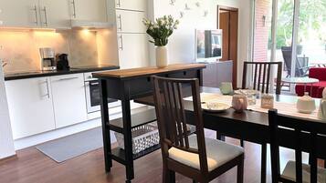 Frigorífic, microones, placa de cuina i rentaplats