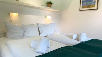2 bedrooms, iron/ironing board, WiFi