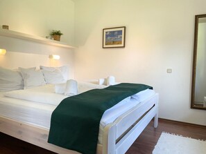 2 bedrooms, iron/ironing board, WiFi