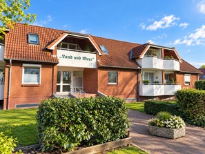 A two-story residential building with a sign reading 'Land und Meer' and the number 177. - Fewo14 - Haus Land & Meer (Cuxhaven)