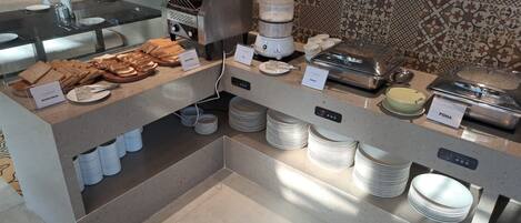 Petit déjeuner buffet servi tous les jours en supplément